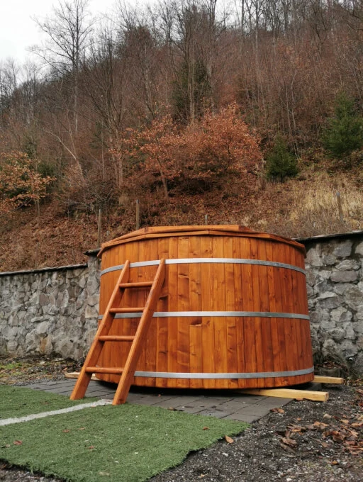 ciubăr și terasă exterioară Cabana Lirca
