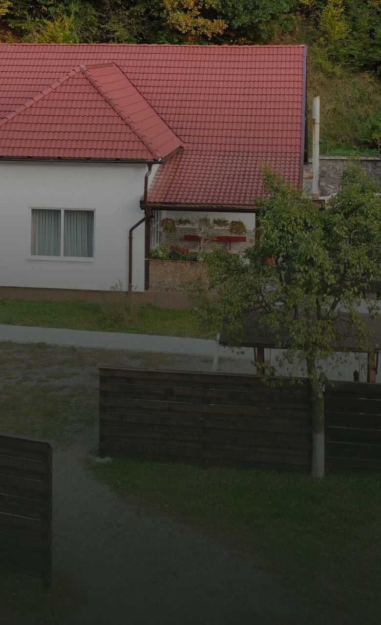 vedere din fața Cabanei Lirca în Răstolița, Munții Călimani